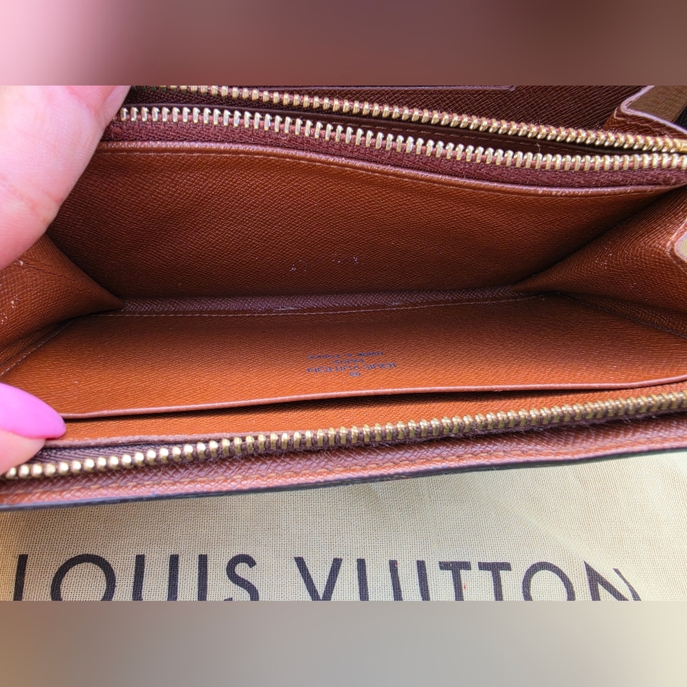 Louis Vuitton Monogram Zip Around Wallet Monogram Canvas. Date Code TH0065 - Picture 14 of 17